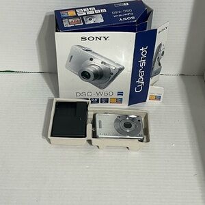 SONY Cyber-shot DSC-W50 6.0MP Digital Camera With Battery & Charger Works great